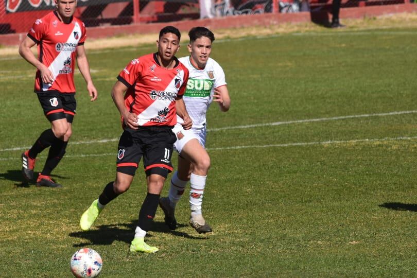 Maipú derrotó por 2-0 a Agropecuarios y sueña con la clasificación a la otra fase. / Mariana Villa. (Los Andes)