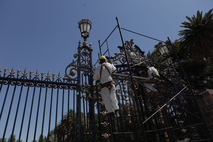 Trabajos de restauración en los portones del parque San Martín en Mendoza. 