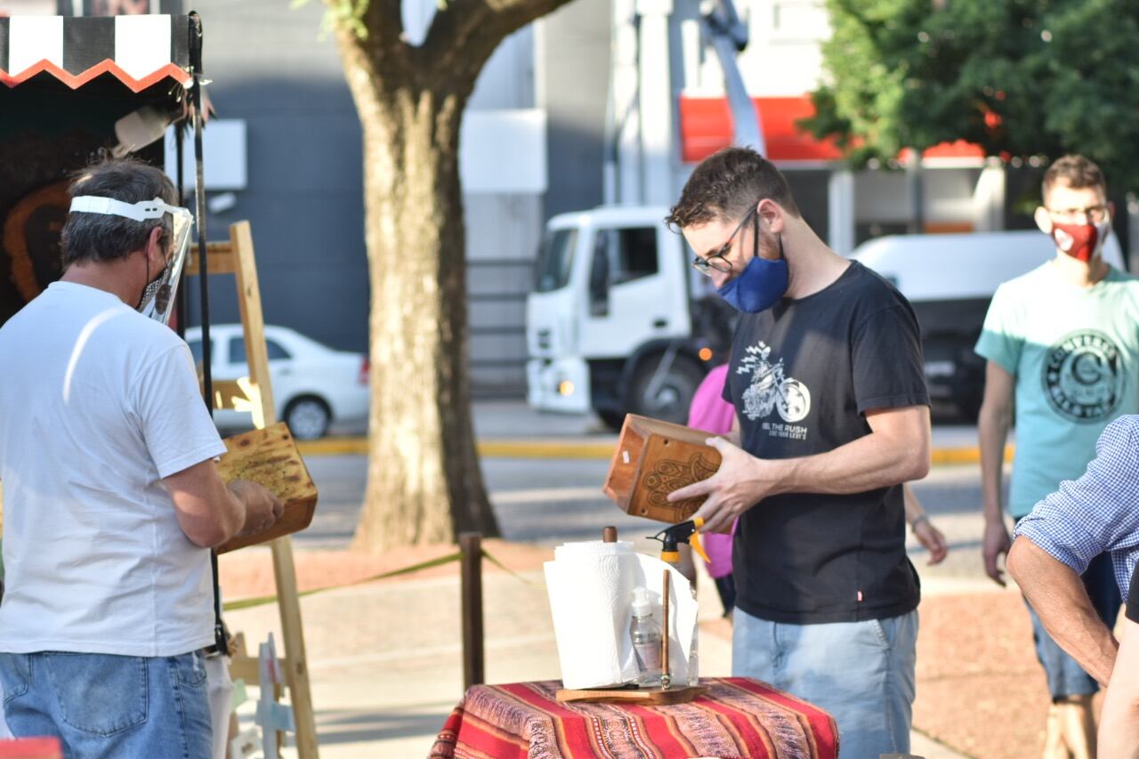 Primera edición de Plaza Feria, en donde artesanos rafaelinos, con protocolos, volvieron a la Plaza 25 de Mayo.