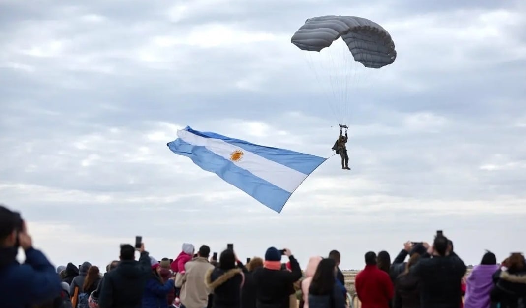 Alumnos del Gran Mendoza prometieron lealtad a la Bandera Nacional en la Cuarta Brigada.