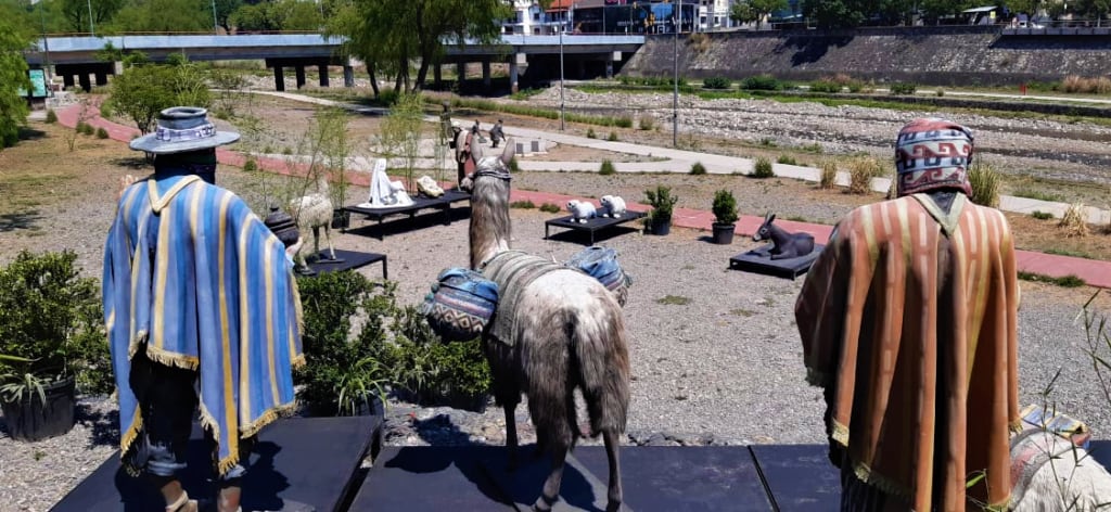 La composición expuesta en el parque lineal del río Xibi Xibi recrea en clave andina el tradicional pesebre de Belén.