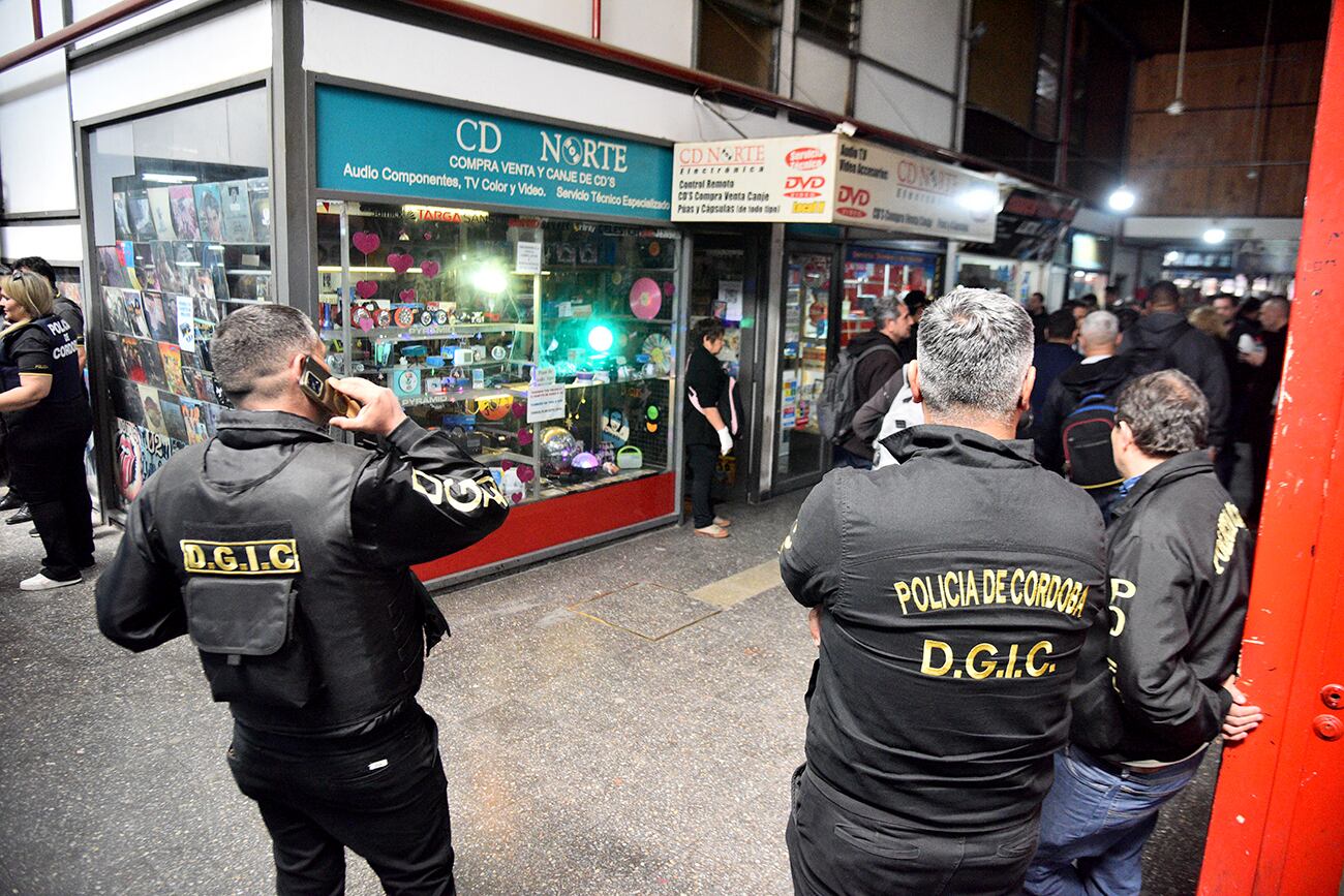 Allanamientos en la Galería Norte, de la ciudad de Córdoba. (Pedro Castillo / La Voz)