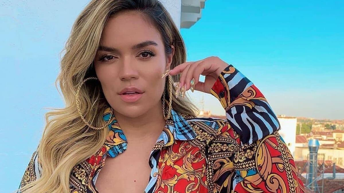 Karol G deslumbró desde Ferrari con un minivestido deportivo