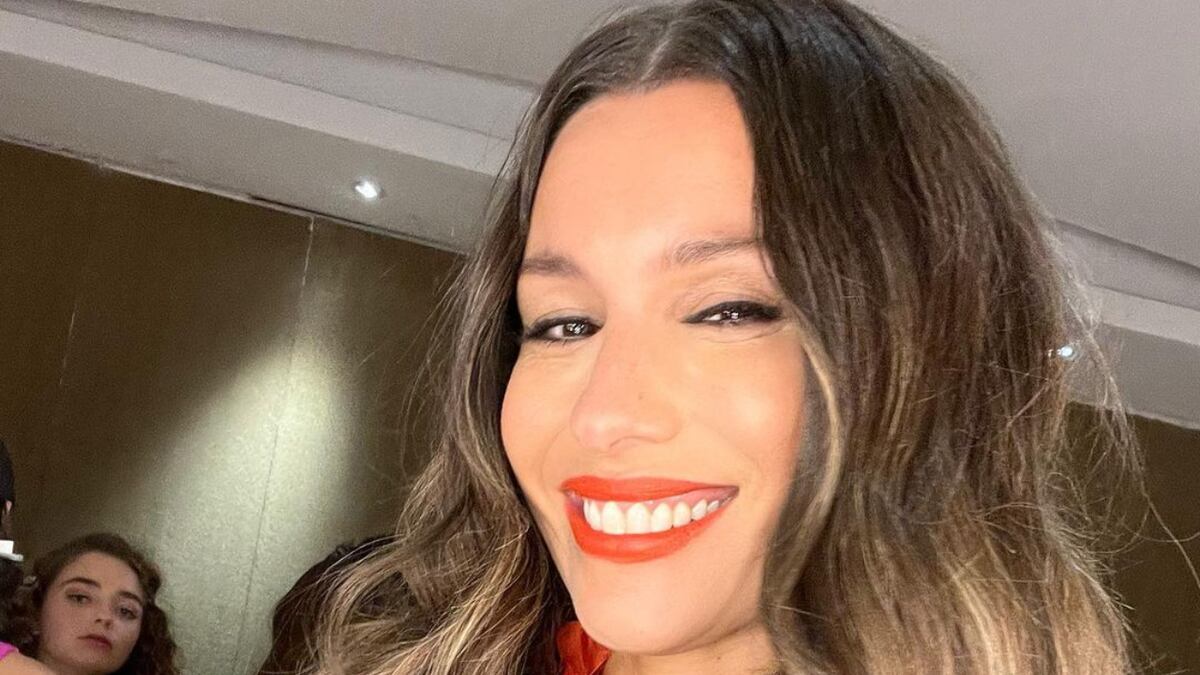 Pampita vuelve a la conducción del Hotel de los Famosos y mostró su conjunto estampado de casi 70 mil pesos