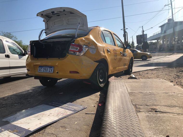 Dos vehículos impactaron de lleno en calle Armada Argentina.