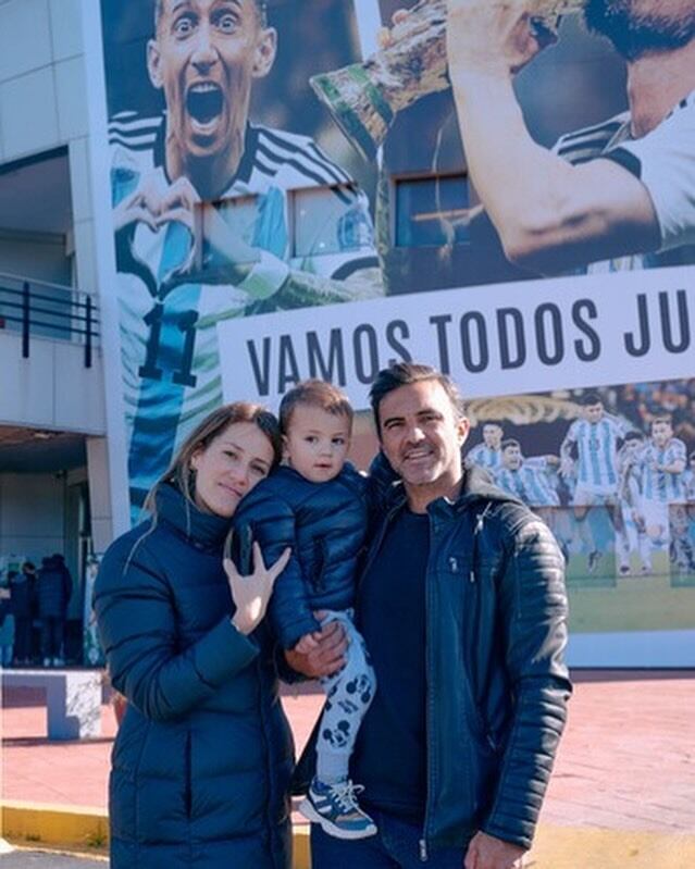 Mica junto a Luca, su hijo, y Fabián Cubero.