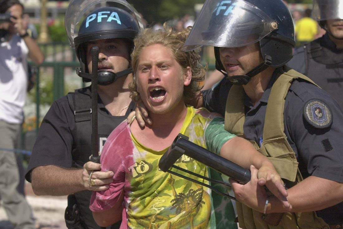 La policía Federal se lleva detenido a un hombre en la Plaza de Mayo en diciembre del 2001