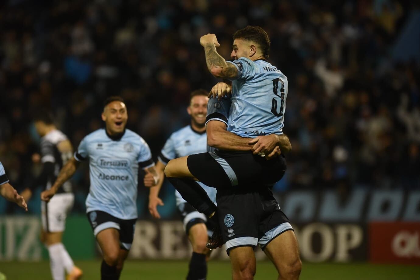 El festejo de todo Alberdi con el 2-1 de Novaretti sobre la hora. El recibimiento de la hinchada con 12 mil banderas y los fuegos artificiales del minuto 68. (Facundo Luque / La Voz)