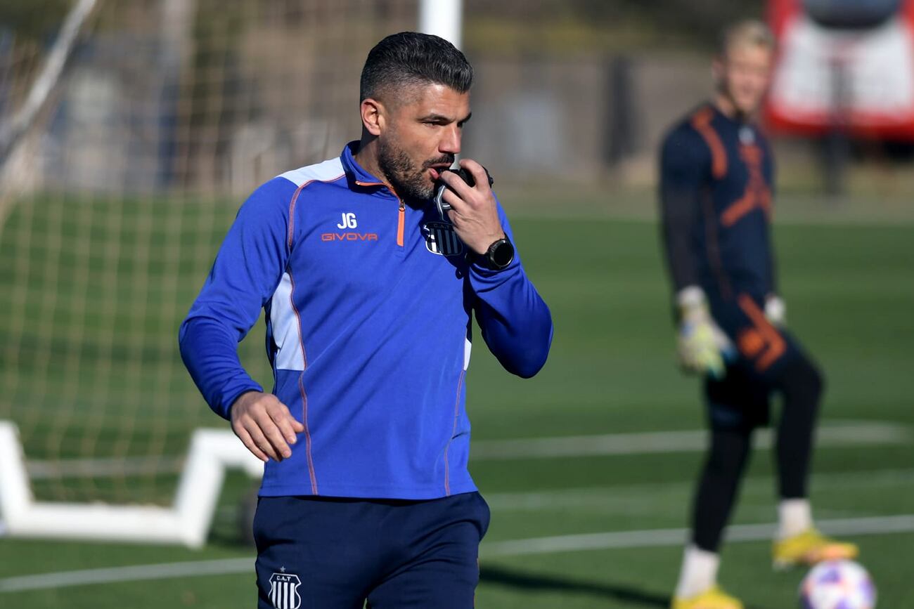 El entrenador Javier Gandolfi arma el Talleres que competirá en la Copa de la Liga. (Ramiro Pereyra / La Voz)