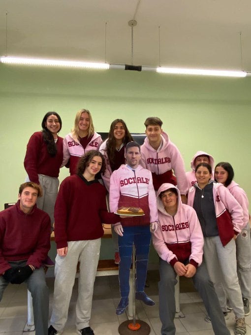 El saludo de los alumnos de Rosario de Olavarría para Lionel Messi