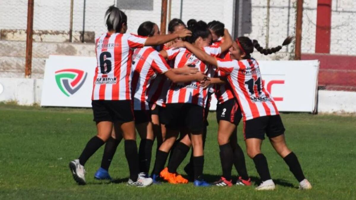 Rivadavia revolucionada con el fútbol femenino: son 25 equipos que disputan el torneo local, más que en la LMF
