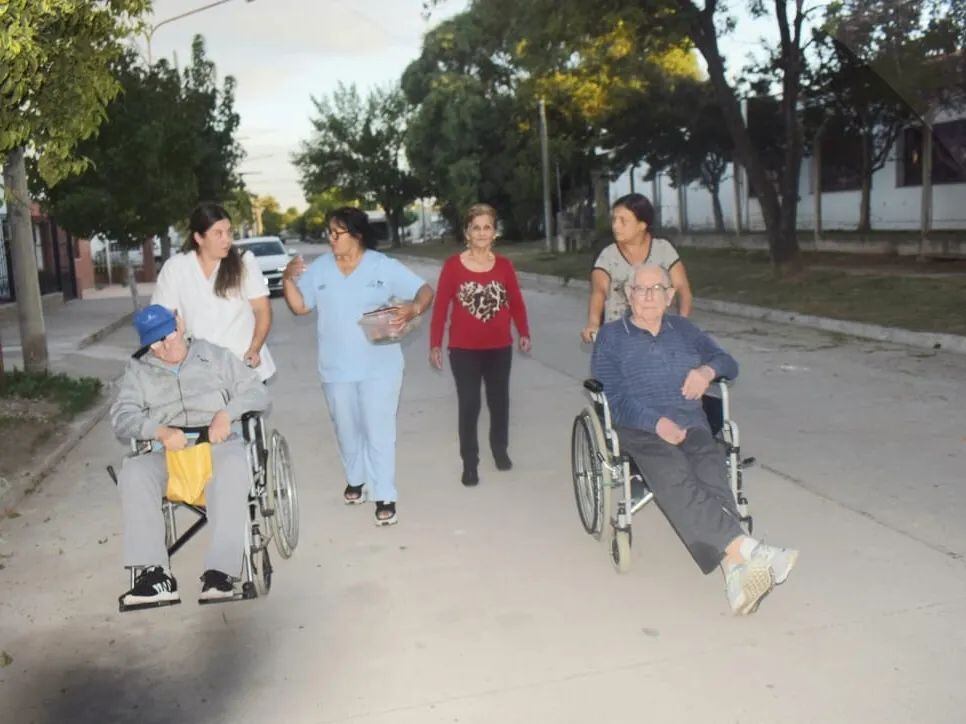 Abuelos del Hogar de Ancianos Juan XXIII de Arroyito repartieron huevos de pascua a vecinos.