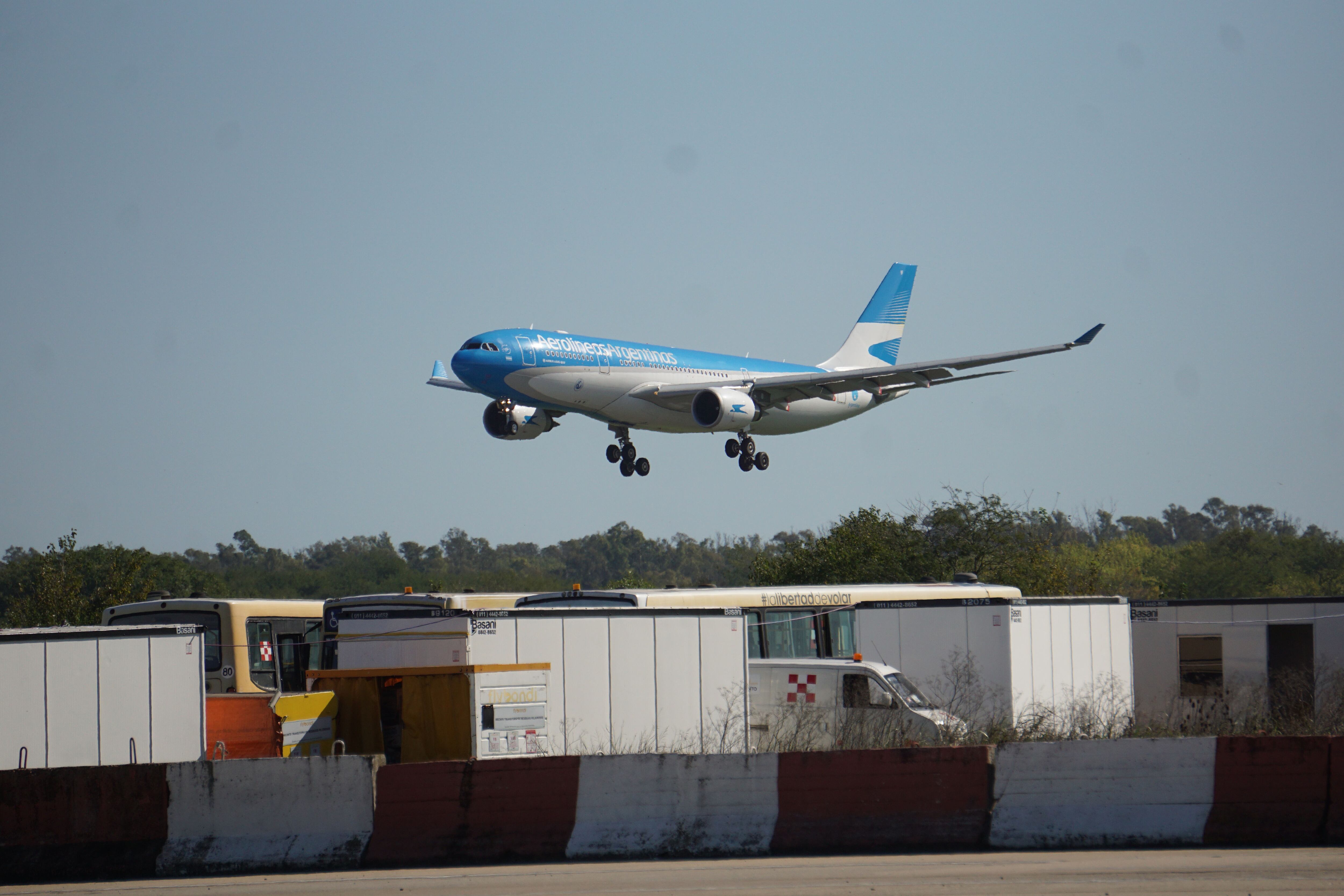 Aviones de Aerolíneas Argentinas viajaron a Estados Unidos para traer donación de vacunas