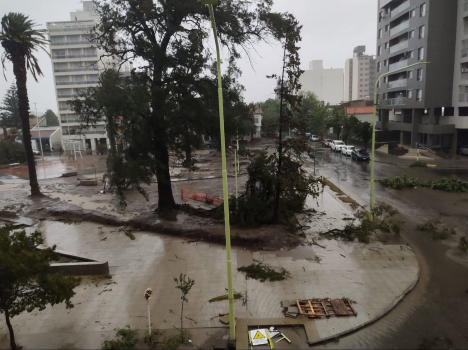 Fuerte temporal en Bahía Blanca dejó destrozos en la ciudad, varios heridos y evacuados. - Gentileza