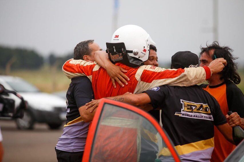 Miguel Reginato celebra con el equipo EZD WRT el campeonato de la RC2N.