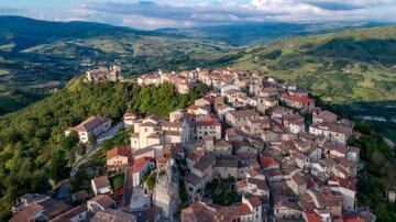 El pintoresco pueblo de montaña cuenta con apenas 900 residentes, y el 60% de ellos superan los 70 años de edad (Foto: Twitter)