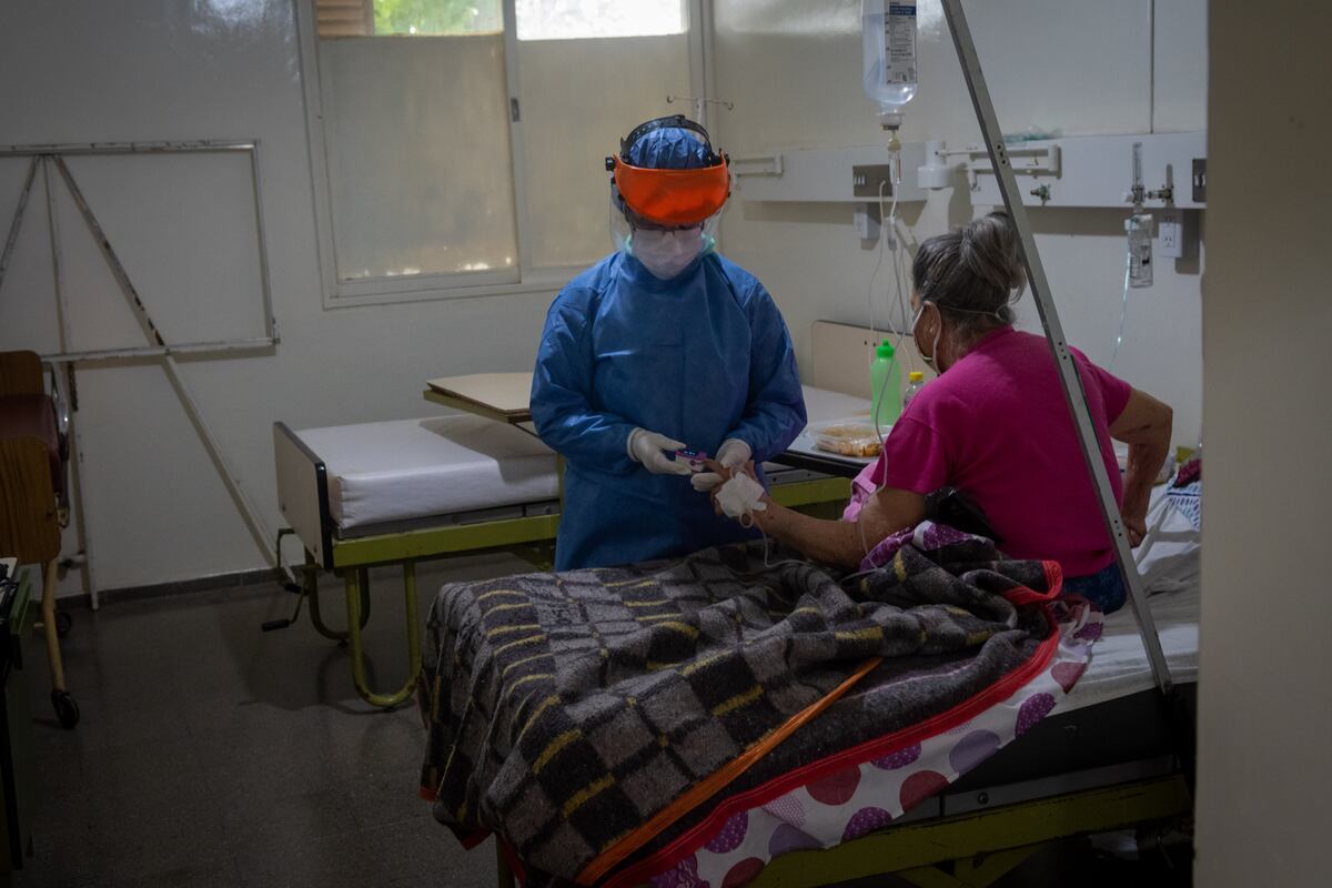Mendoza está en una meseta alta de casos y evalúan sumar restricciones