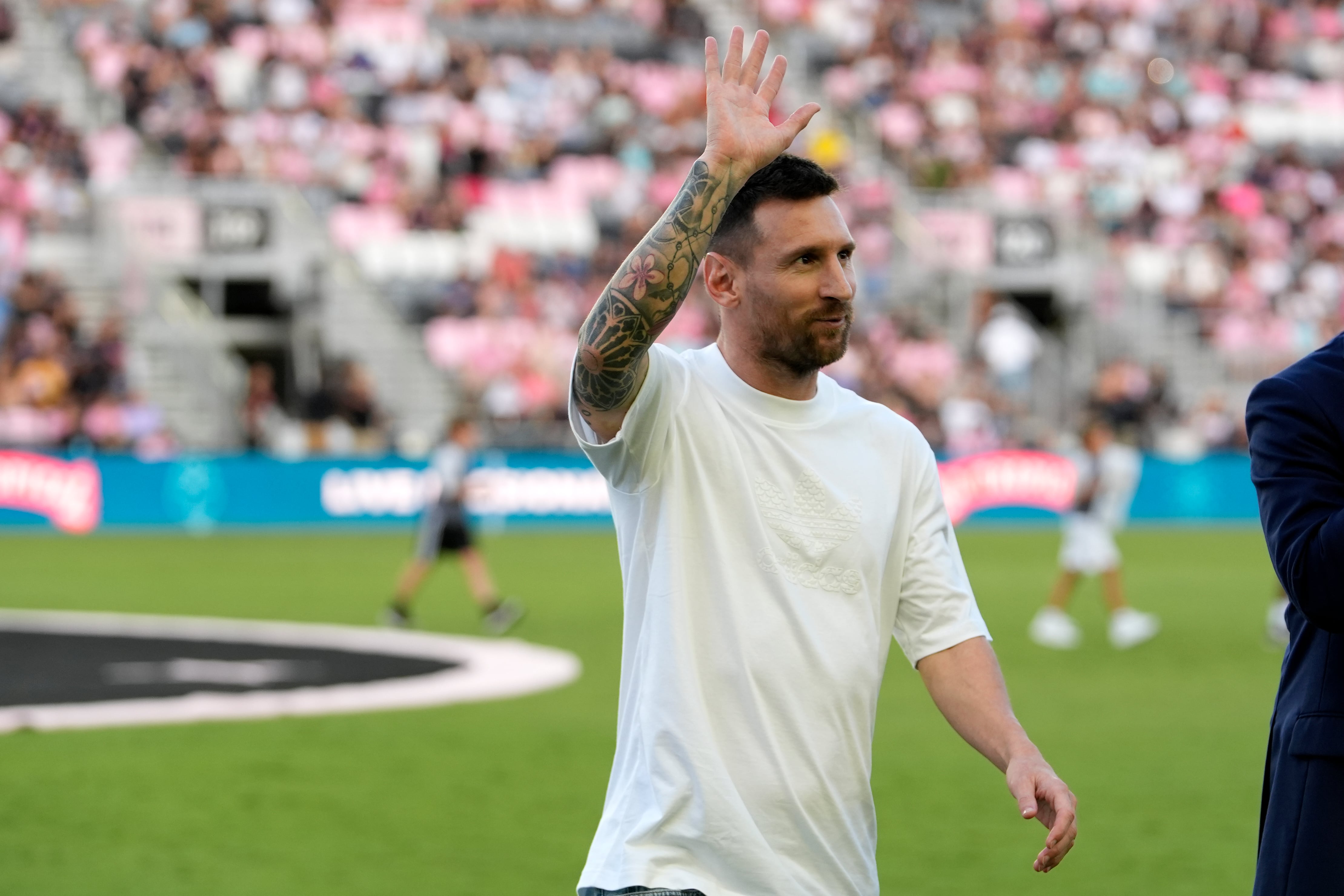 Lionel Messi, delantero del Inter Miami, saluda mientras camina fuera del campo después de recibir un reconocimiento por los 45 trofeos de su carrera, previo al inicio del partido de fútbol en contra del Chicago Fire, el sábado 20 de julio de 2024, en Fort Lauderdale, Florida. (AP Foto/Lynne Sladky)