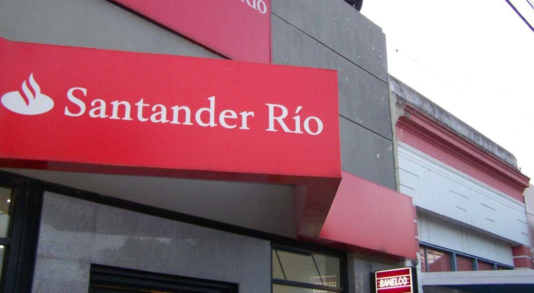 El ladrón acompañó a la víctima a la sede de un Santander. 