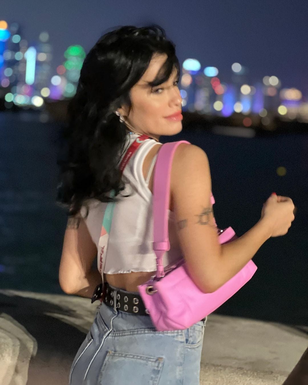 Lali en Qatar y uno de sus looks de la primera noche