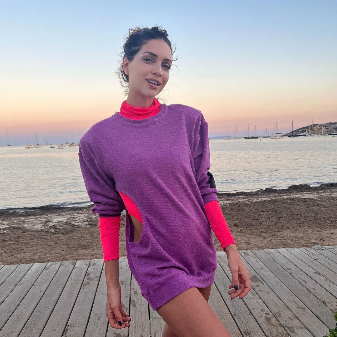 Desde Ibiza, Zaira Nara se unió a la tendencia europea y posó con un paisaje de película de fondo.