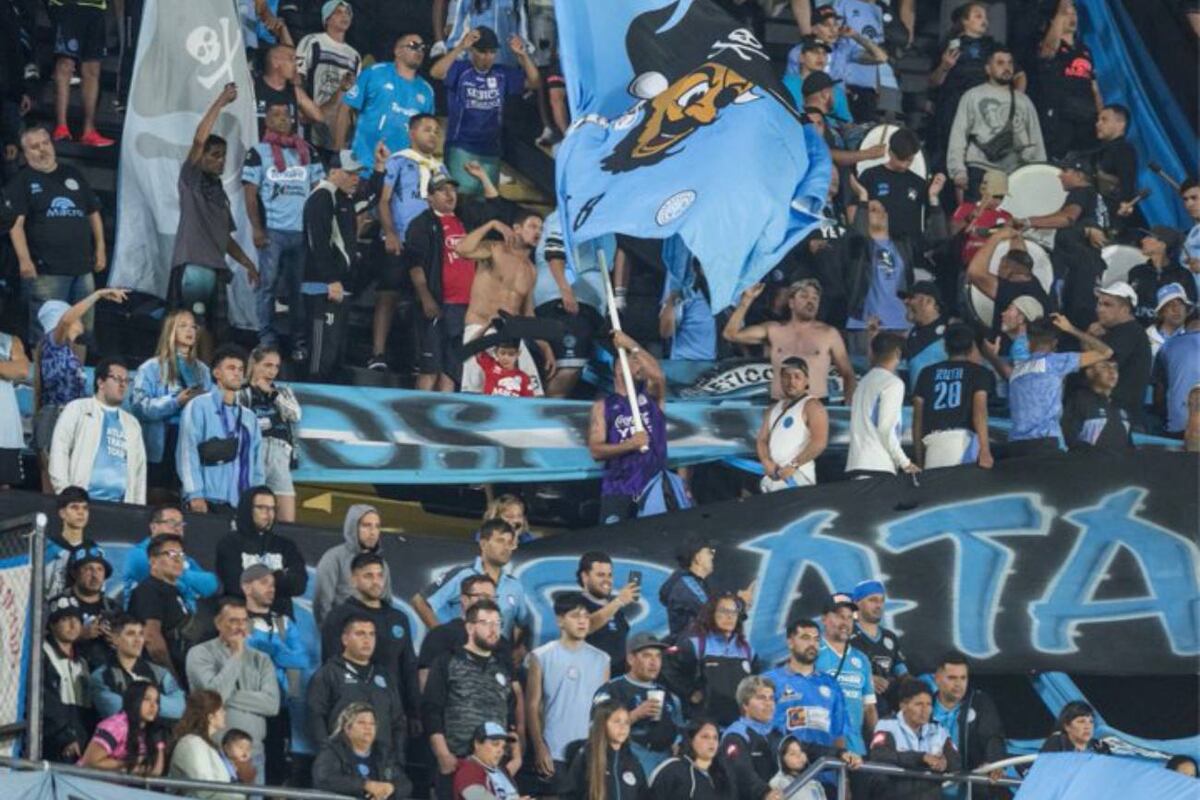 Los hinchas de Belgrano, con el aguante en Montevideo para el Pirata cordobés