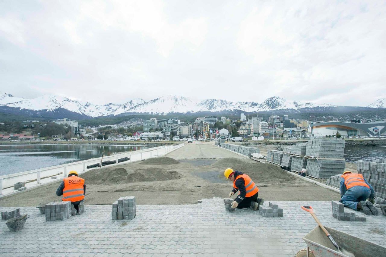 Ushuaia: avanza la obra del pavimento articulado en la Pasarela Luis Pedro Fique