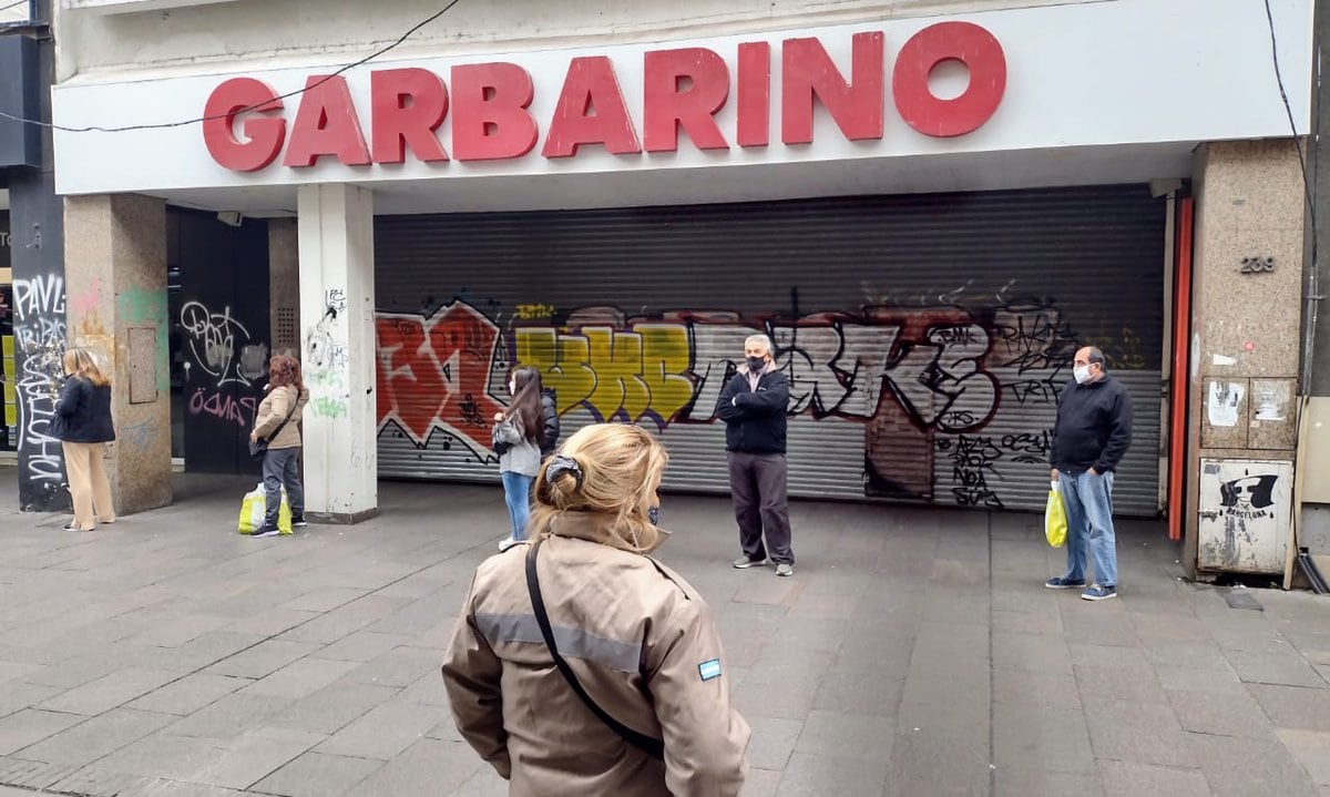 El local ubicado entre Mitre y Entre Ríos no abrió al público a la mañana. (Juan José García)