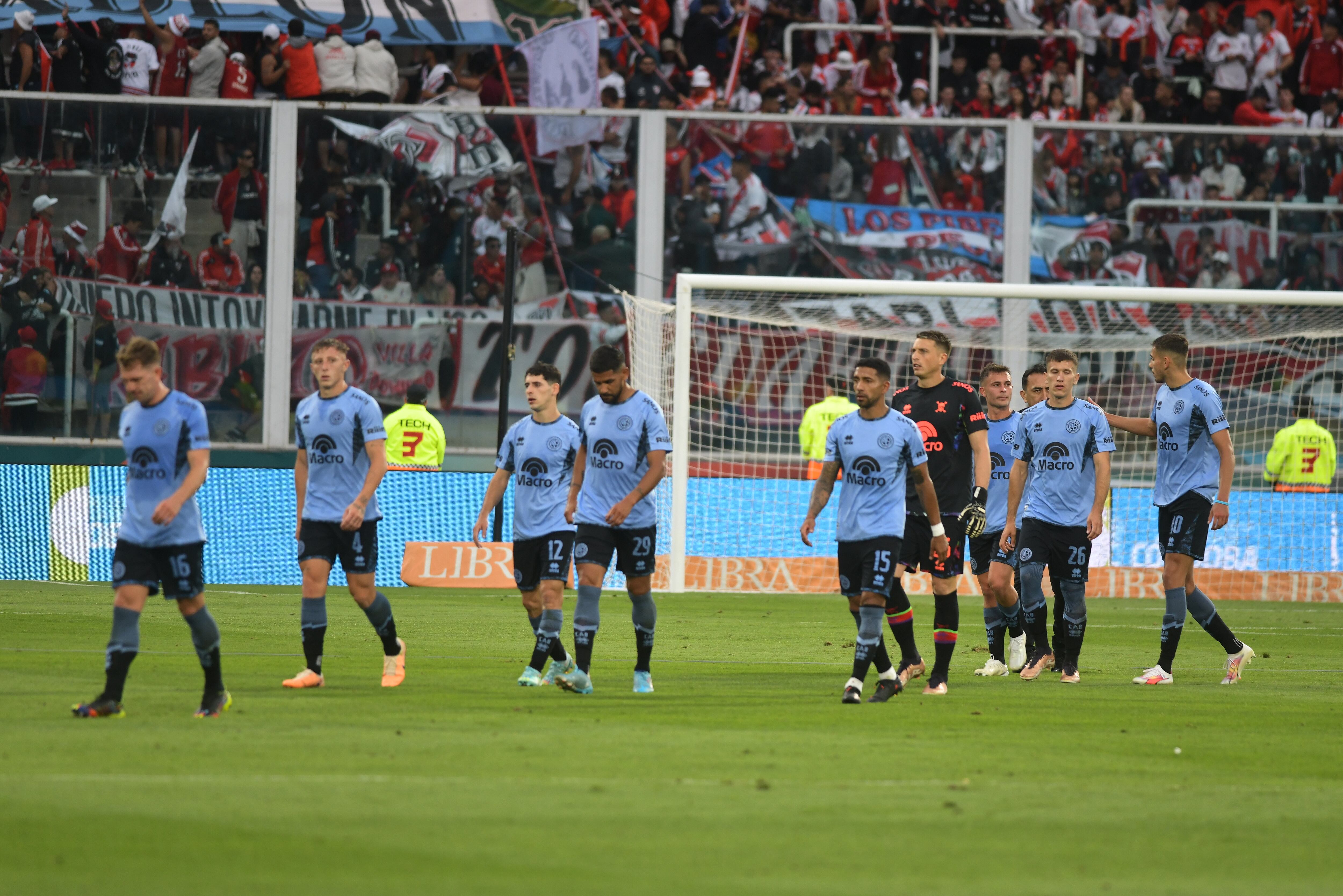 Belgrano y River, en duelo por cuartos de final de la Copa de la Liga, en el Kempes. (Ramiro Pereyra / La Voz)