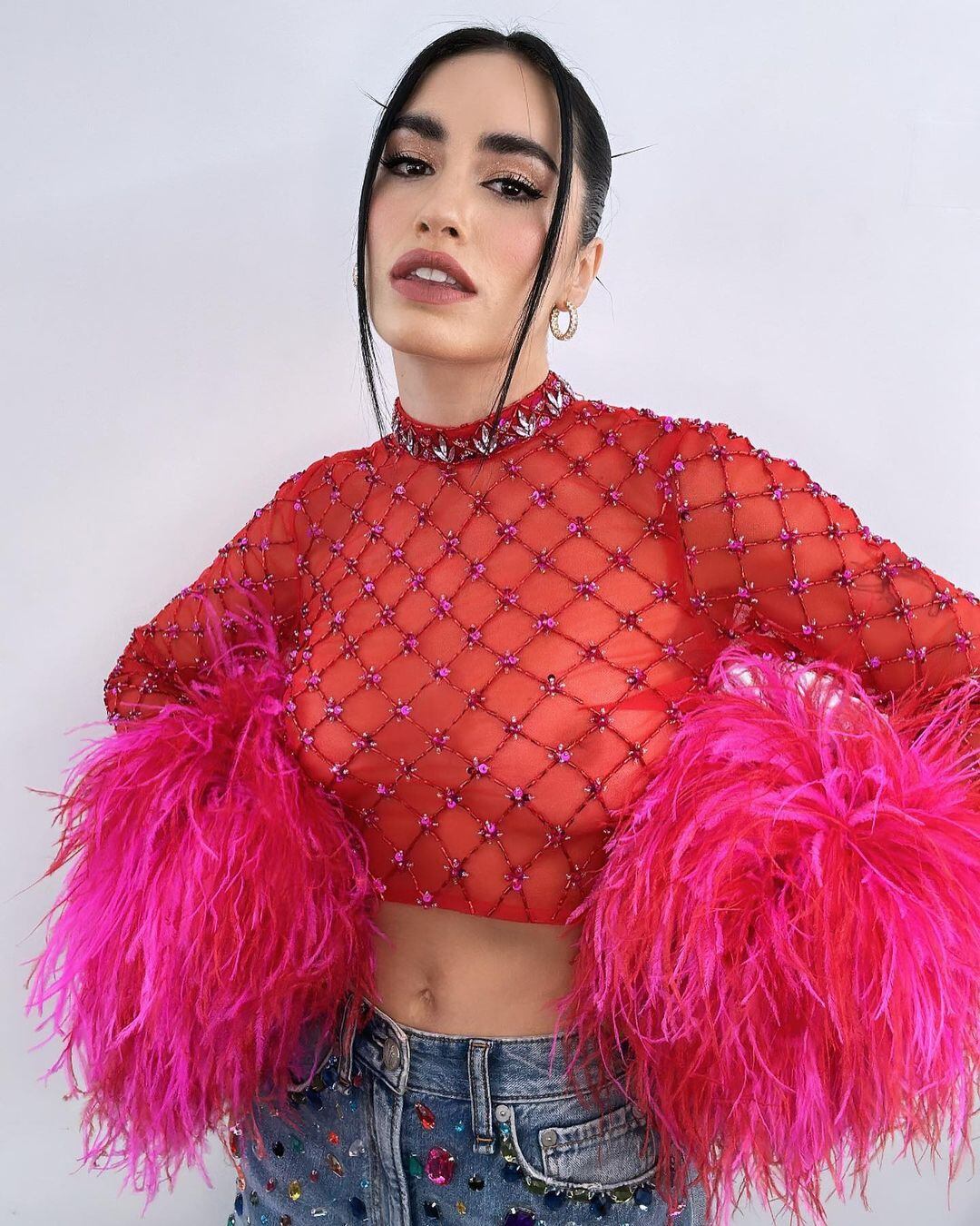 Lali optó por las transparencias y los brillos.