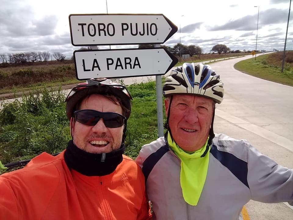 Alejandro Saluzzo ciclista rural de Arroyito junto a su padre Romualdo