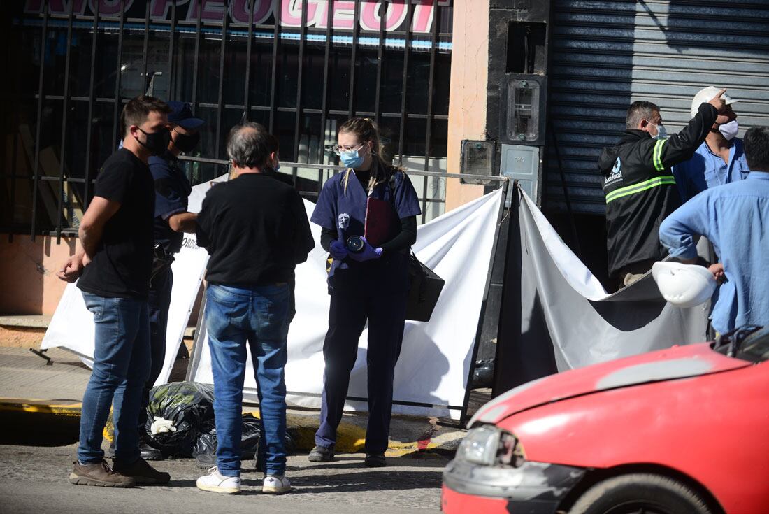 Barrio Las Flores. Dolor por la muerte del operario (José Hernández/ La Voz).