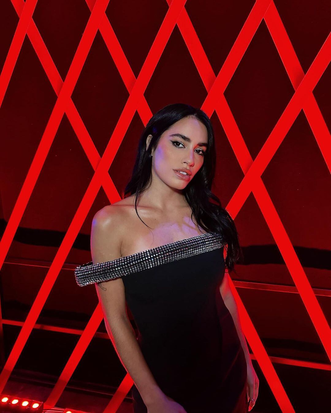 Brillos y espalda al descubierto: Lali cautivó con un vestido total black en “Factor X” de España