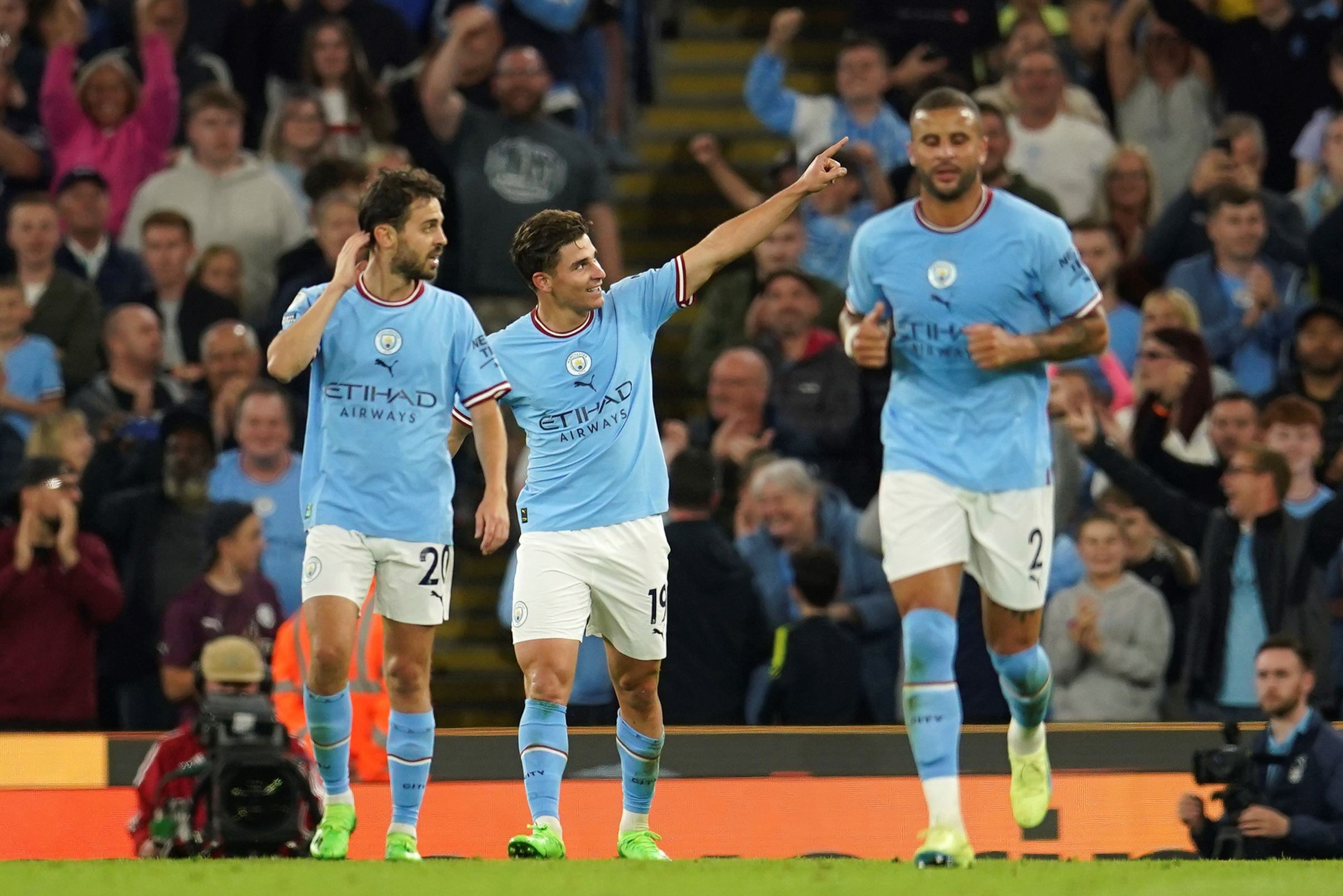 Julián Álvarez y su primer gol para Manchester City en Premier League. (AP Photo/Dave Thompson)