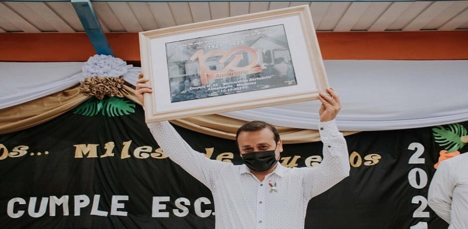 El gobernador Herrera Ahuad participó de los festejos por los 100 años de la Escuela N°95 en Almafuerte.