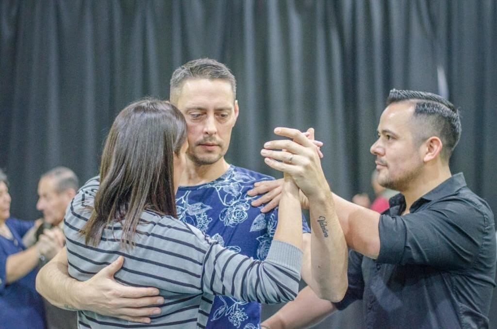 La pareja dando cátedra de cómo se baila un buen Tango