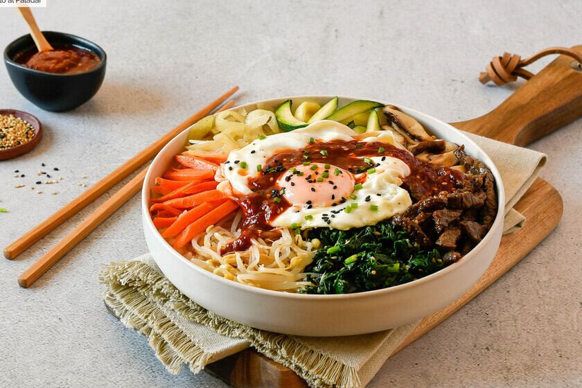 Bibimbap: es una base de arroz y verduras a la que se le añaden diferentes "toppings".