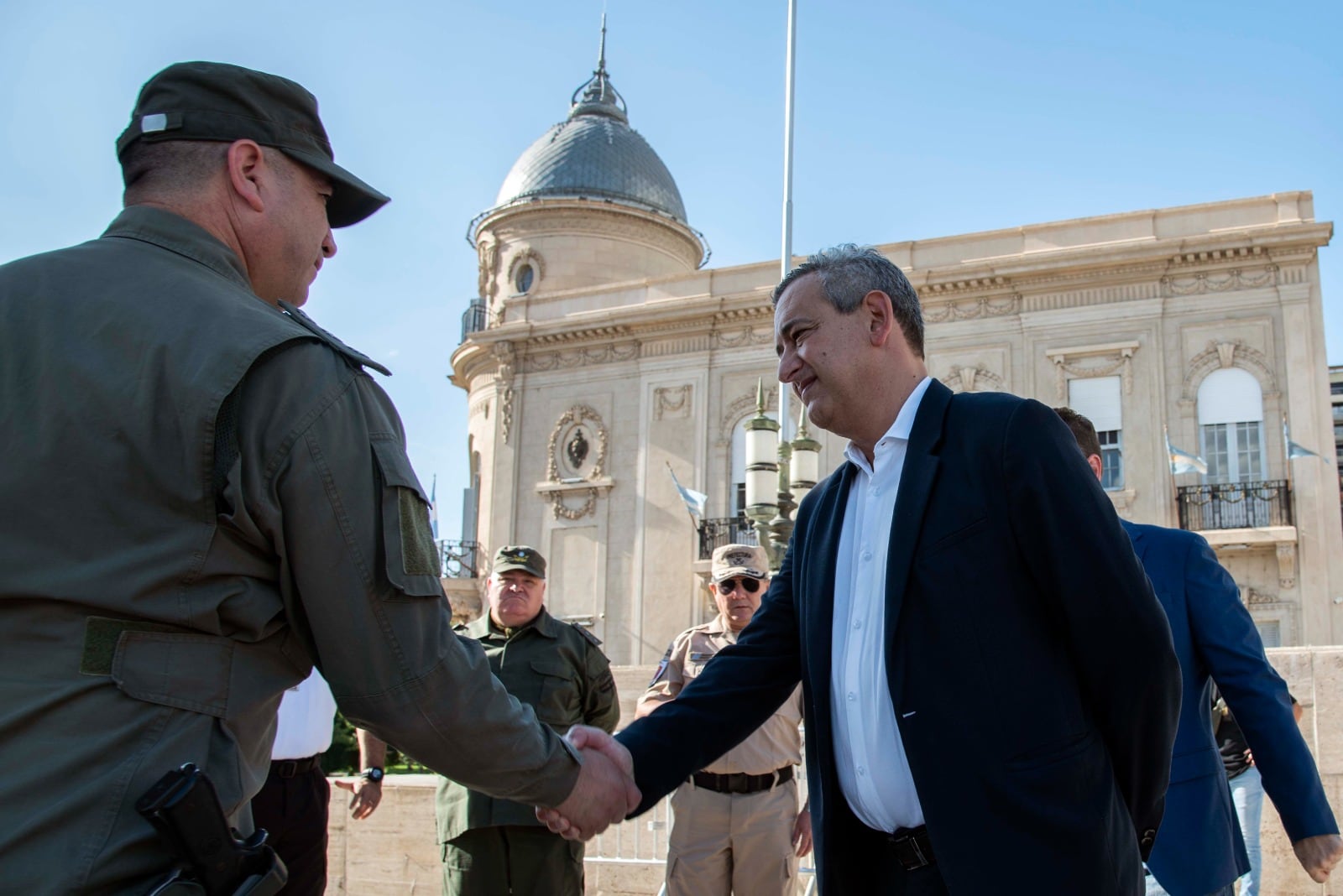 Javkin saludó a los uniformados frente al Concejo Municipal.