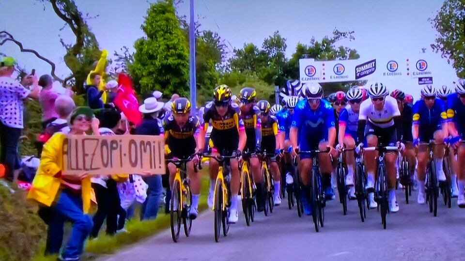 El momento previo en el que el germano Toni Martin se tragara a la espectadora y generara la mayor caída de ciclistas de la historia del tour de Francia.