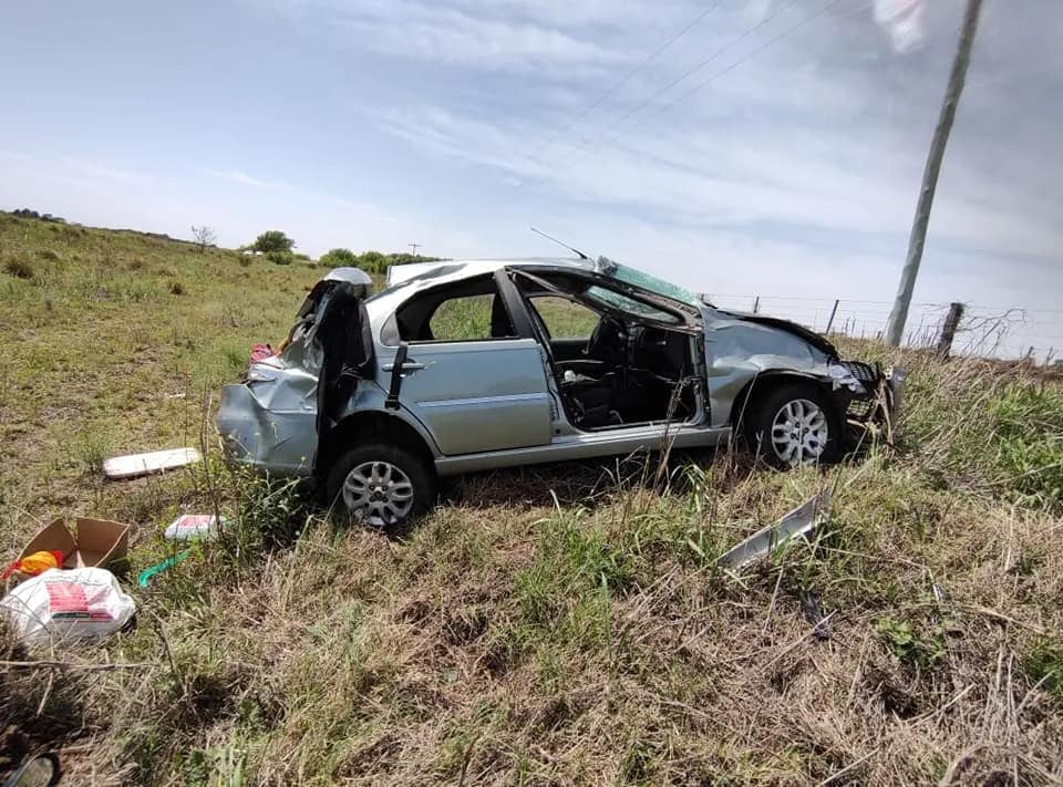 Vuelco fatal. La pareja se trasladaba desde San Francisco hacia Merlo, en la provincia de San Luis (Gentileza Bomberos de Río Cuarto).