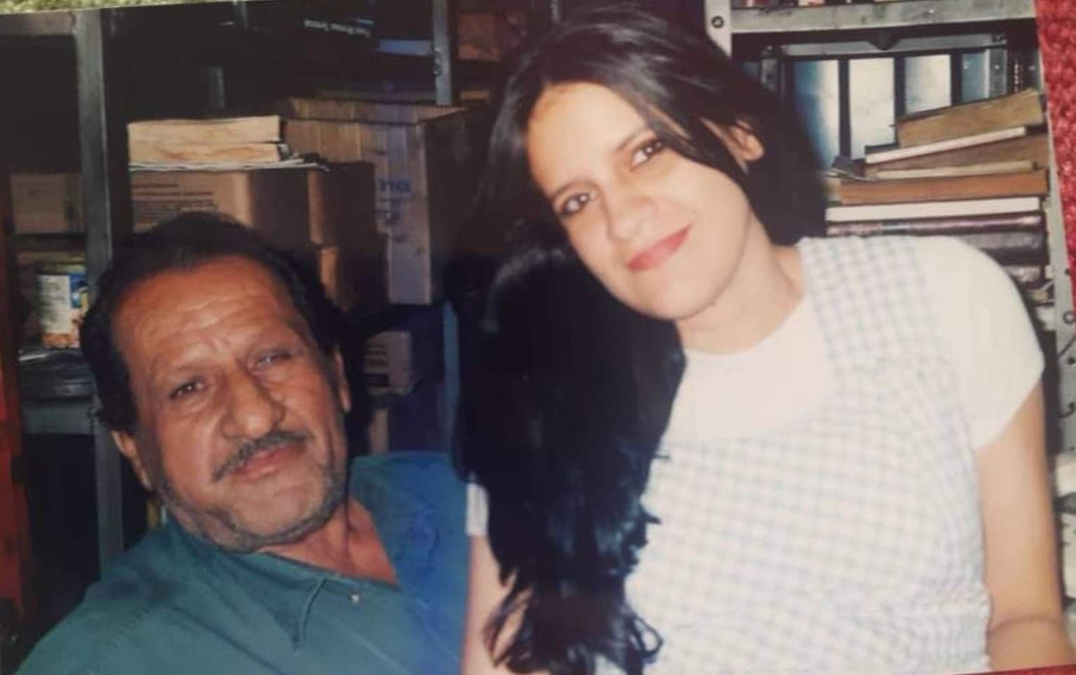 Samira junto a su padre.