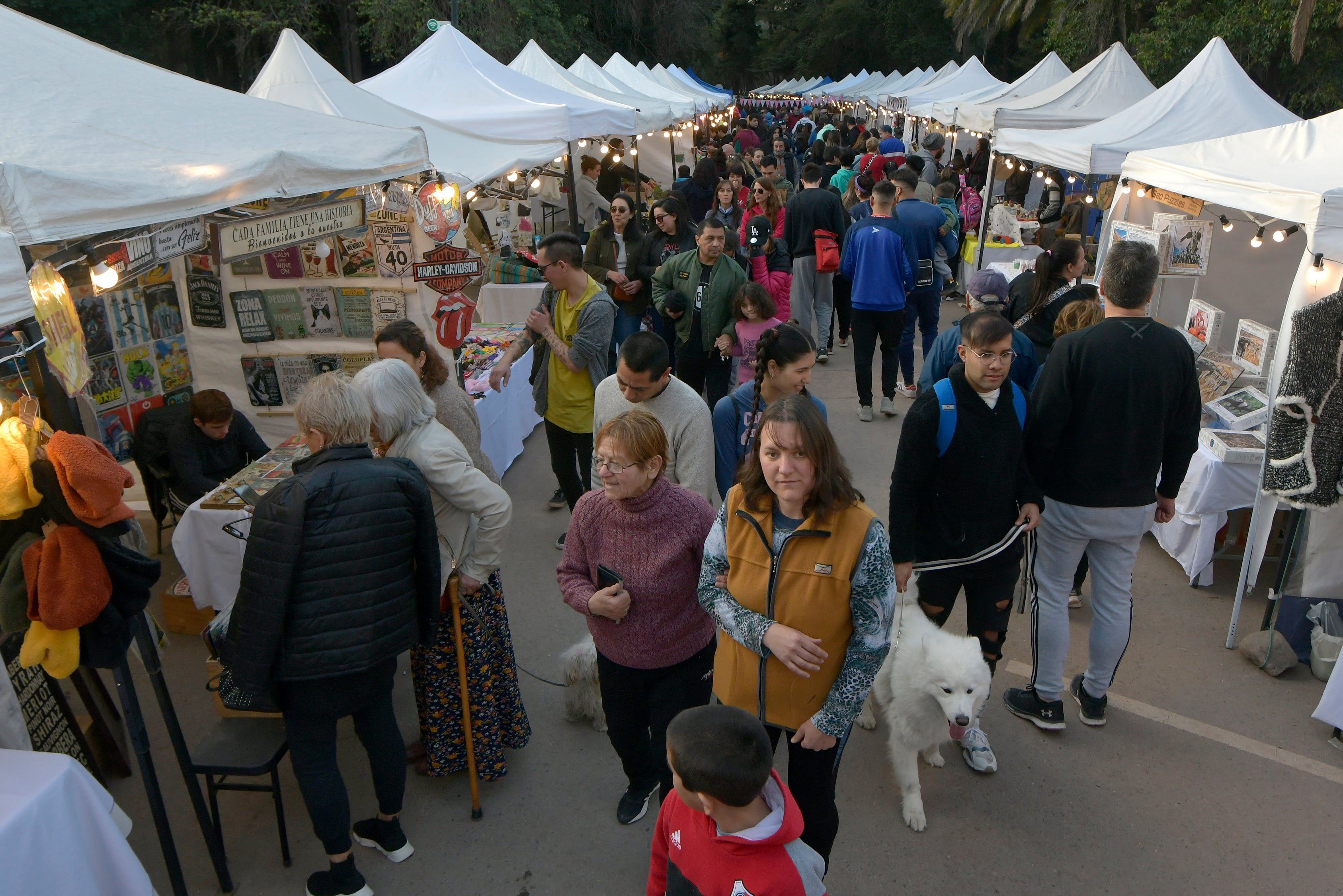 Vacaciones de invierno

Mendoza fue una de las provincias mas elegidas por los turistas en las vacaciones de invierno.
El Paseo del Parque General San Martín fue una opción muy visitada

o: Orlando Pelichotti / Los Andes