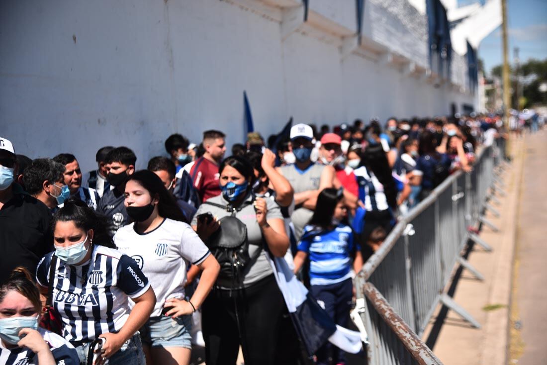 Hinchas de Talleres en la Boutique de Barrio Jardín esperan ver el ultimo entrenamiento  del equipo antes del viaje   a Santiago del Estero. (Pedro Castillo /La Voz)