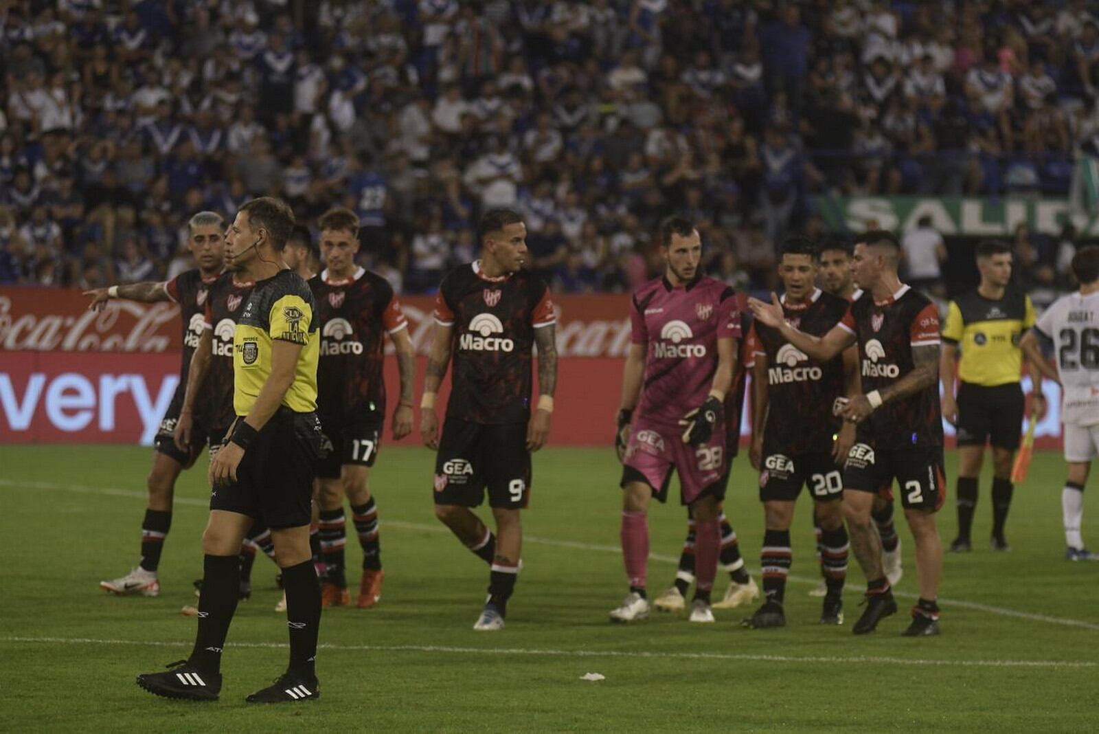 Instituto visitó a Vélez Sarsfield en Liniers.  (Federico López Claro)