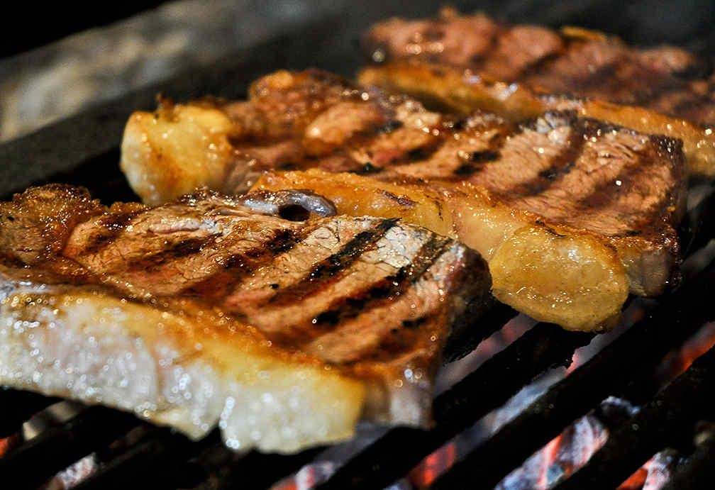 Un asado para acompañar el partido siempre es una buena opción. Las juntadas entre amigos y familiares están autorizadas, siempre que sean grupos de hasta 10 personas.