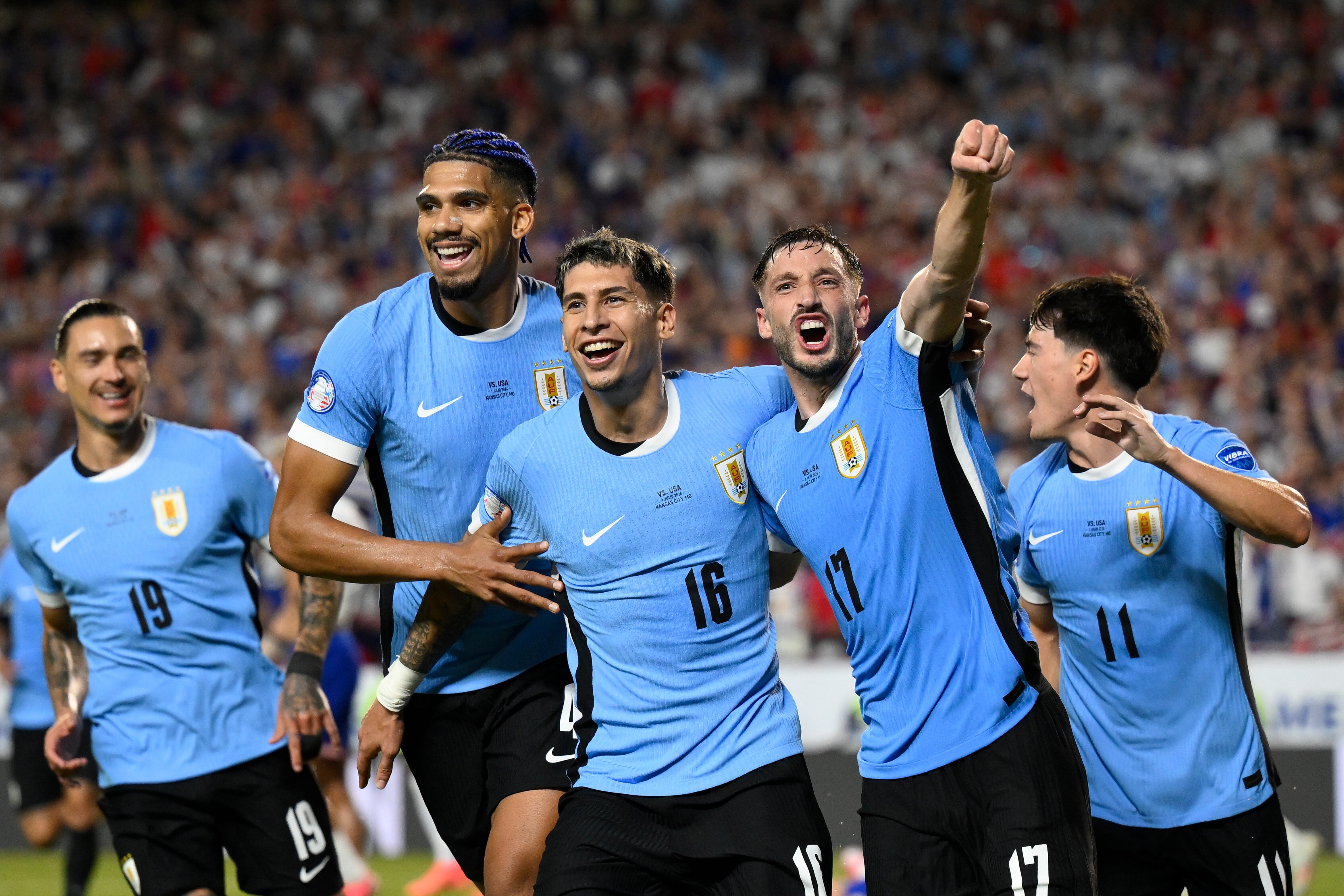 Mathias Olivera (16) celebra con sus compañeros tras anotar un gol para Uruguay en el partido contra Estados Unidos en el partido por el Grupo C de la Copa América, el lunes 1 de julio de 2024, en Kansas City, Missouri. (AP Foto/Reed Hoffman)