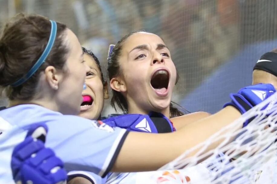 Juli Fernández festeja por la victoria mundial.