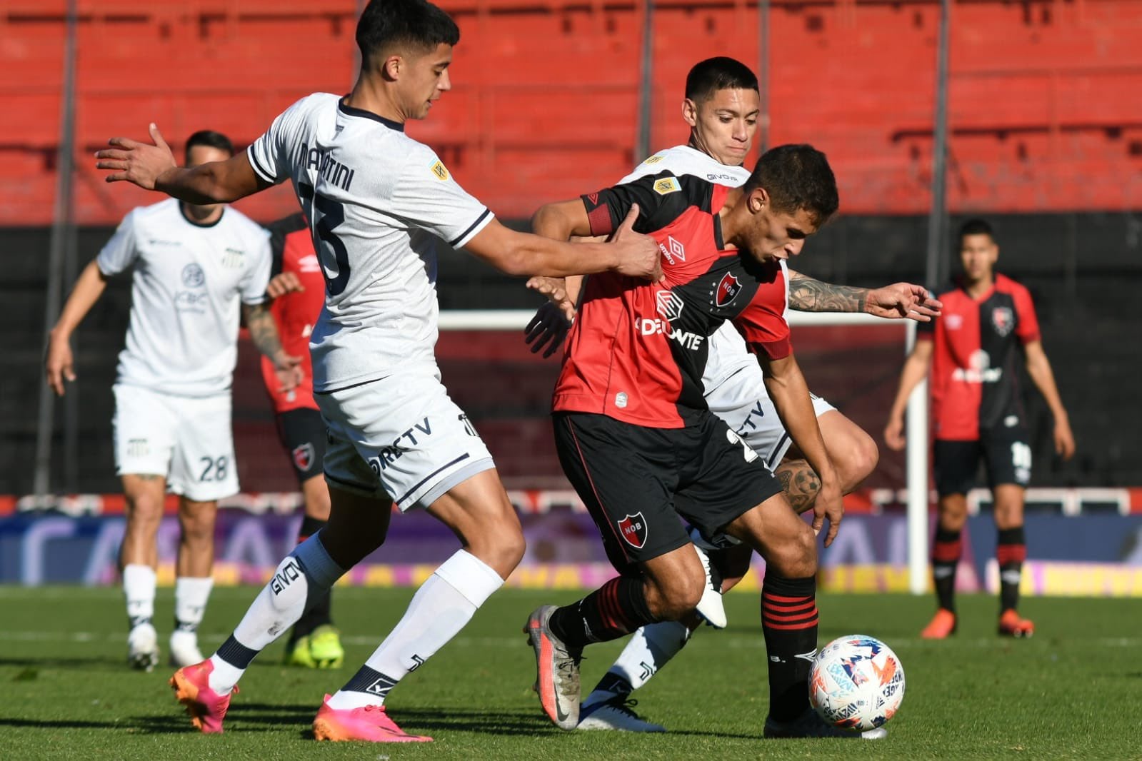 Un pasaje del partido entre Newell's y Talleres en Rosario. (Prensa Newell's).