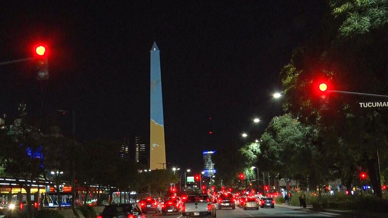 El obelisco se visitó con la bandera de Tierra del Fuego y se proyectó la vigilia en pantalla gigante.