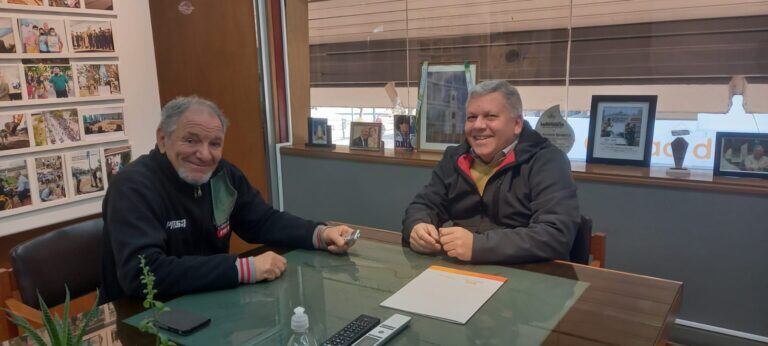 Roberto Bazzi junto al intendente Gustavo Benedetti